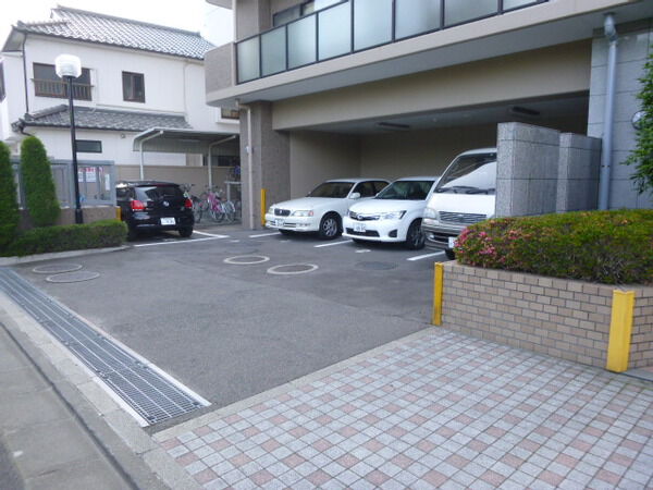 【ライオンズヒルズ榴ケ岡公園】駐車場付近