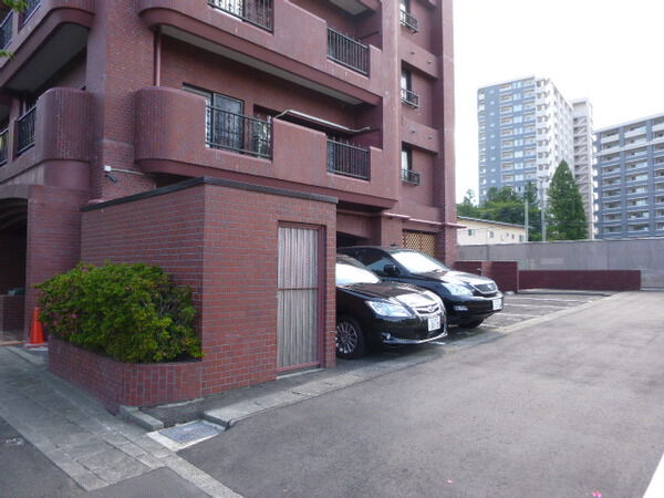 【ライオンズマンション榴ヶ岡公園】駐車場付近 【ライオンズマンション榴ヶ岡公園】駐車場付近