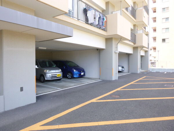 【ファミール榴ヶ岡】駐車場付近