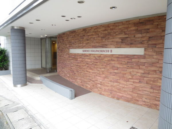 【セレーノ萩野町2パークライツ】エントランス