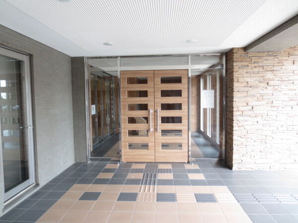 【グランジュールマンション小鶴新田】エントランス