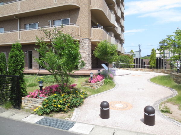 【グランジュールマンション新田東】エントランスアプローチ