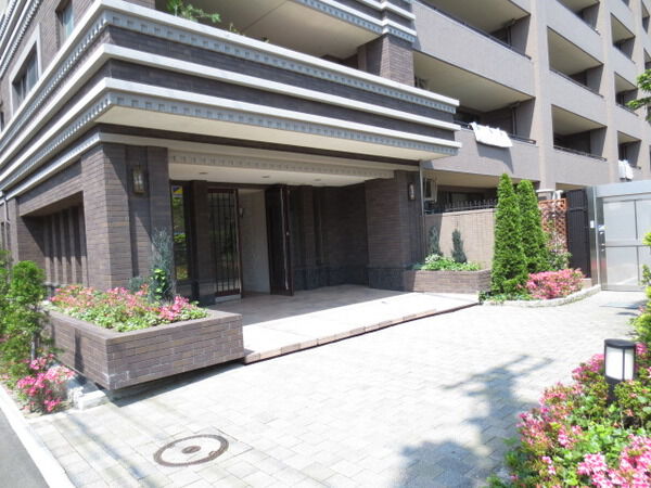 【ナイスサンソレイユ小鶴新田】エントランス