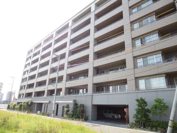 【サーパス小鶴新田駅前】外観