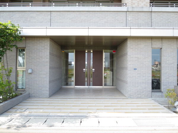 【サーパス小鶴新田駅前】エントランス