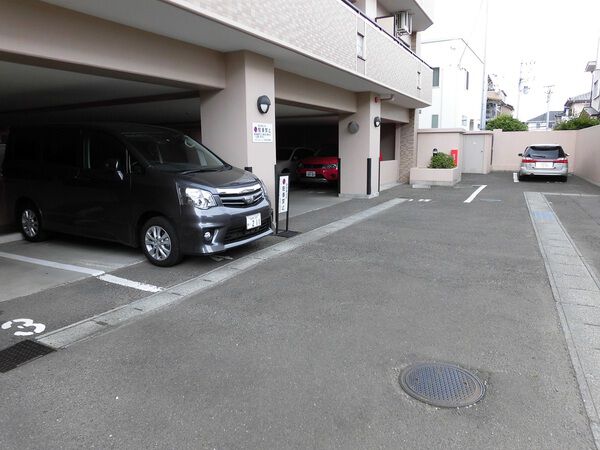 【ライオンズマンション一高前第３】駐車場