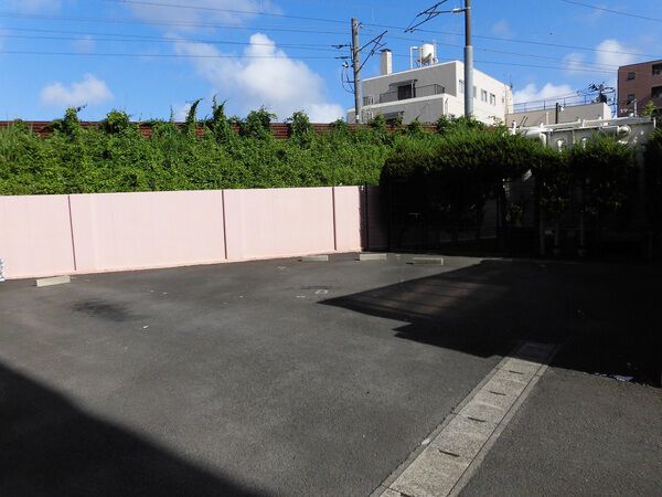 【ライオンズマンション薬師堂】駐車場