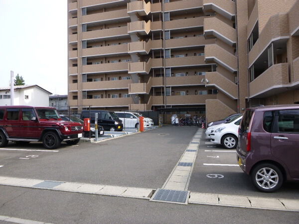 【サンデュエル中倉】駐車場付近