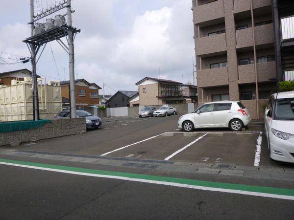 【ライオンズマンション中倉第2】駐車場付近
