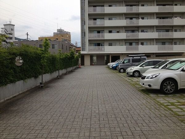 【アーバンビュー緑井フラウ】駐車場・アプローチ