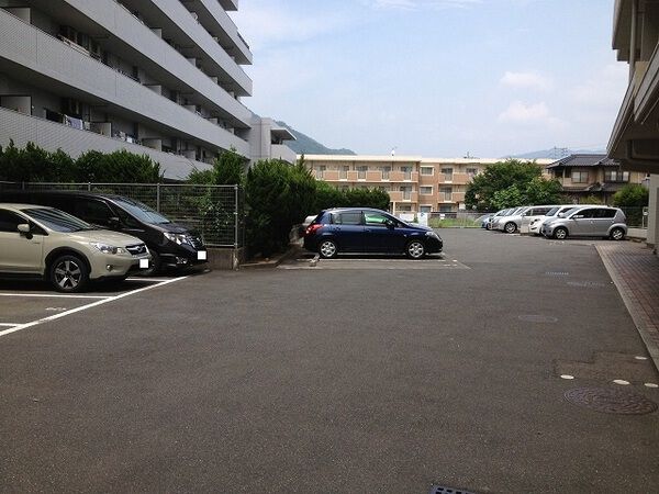 【サーラシティ緑井】駐車場