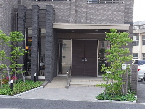 【ロイヤルガーデン老松町】エントランス