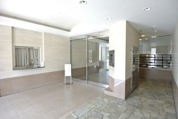 【ローヤルシティ大宮土呂第3】エントランスホール