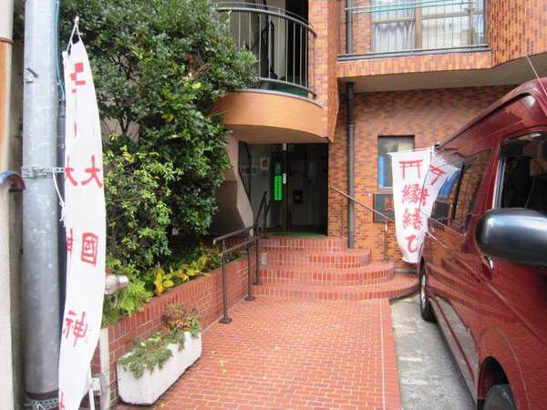 【ライオンズマンション花京院】エントランス前