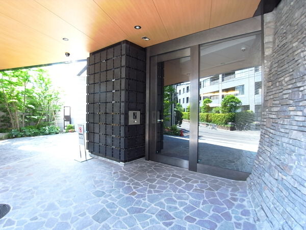 【ライオンズ外苑の杜】エントランス