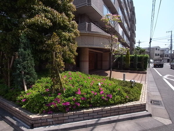 【エンゼルパークサイド川崎】エントランス前