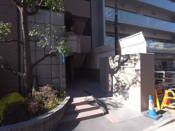 【グランイーグル南幸町】エントランス前