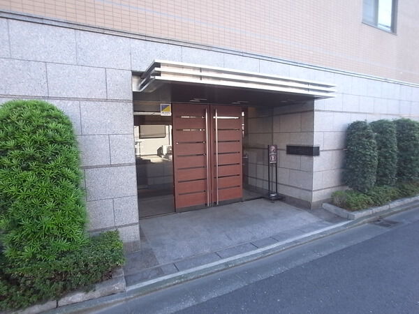 【コスモ京町エクシード】エントランス前