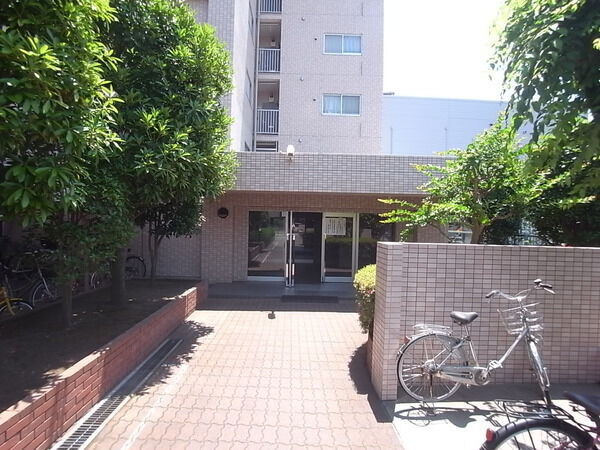 【コスモ川崎京町】エントランス前