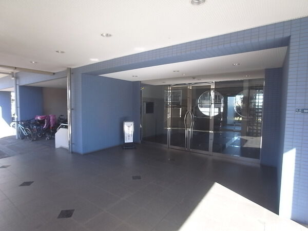 【フジトピア川崎】エントランス前