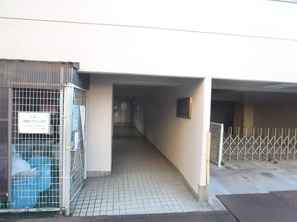 【ライオンズマンション川崎第6】エントランス前