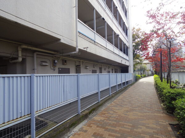 【マンション小滝橋】敷地内の様子２