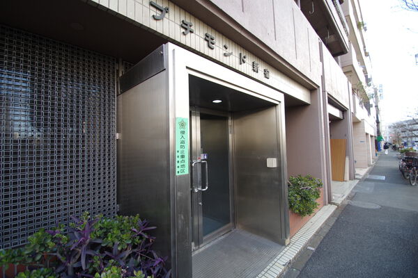 【プチモンド新宿】エントランス 【プチモンド新宿】エントランス