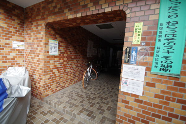 【朝日新大久保マンション】エントランス 【朝日新大久保マンション】エントランス