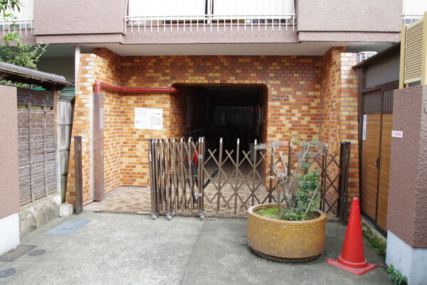 【朝日新大久保マンション】エントランス 【朝日新大久保マンション】エントランス