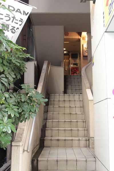 【北大塚１２共同ビル】エントランスアプローチ