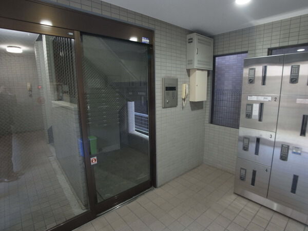 【ファーストクラス川崎】エントランス前 【ファーストクラス川崎】エントランス前