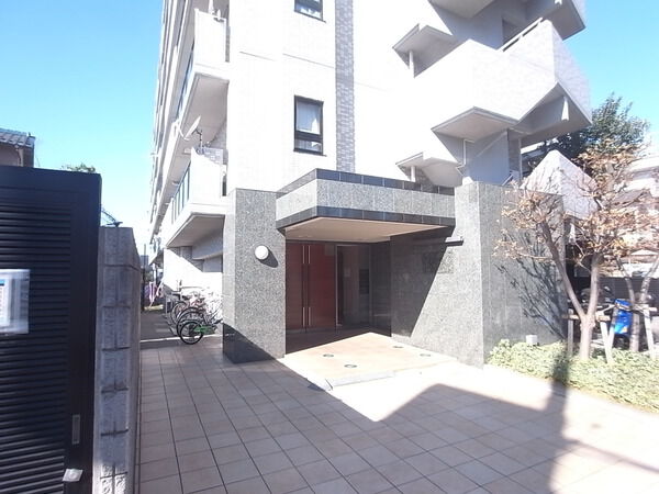 【カテリーナ川崎】エントランス前