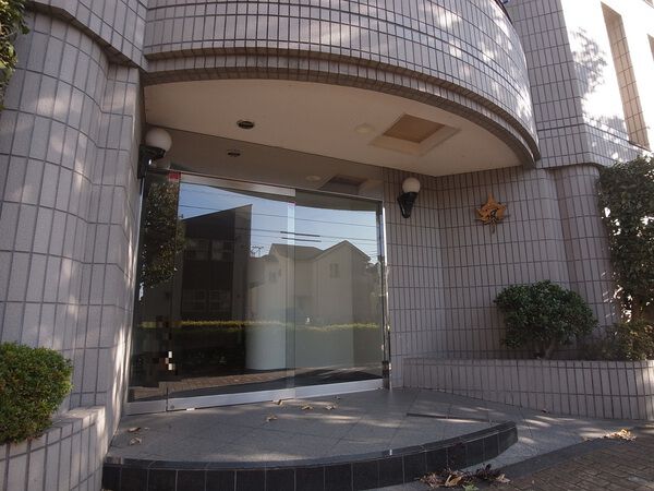 【ライフネスト楓】エントランス(外) 【ライフネスト楓】エントランス(外)