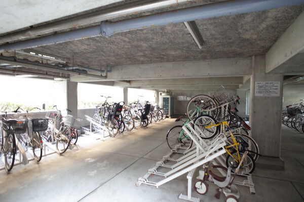【若宮ハイツ】駐輪場