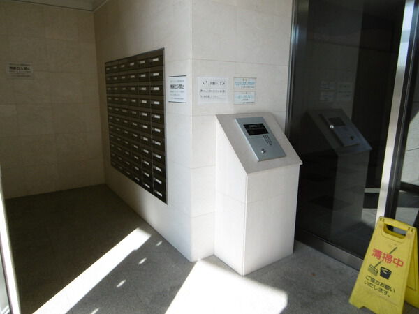 【ファミール南葉山西海岸通り】エントランス