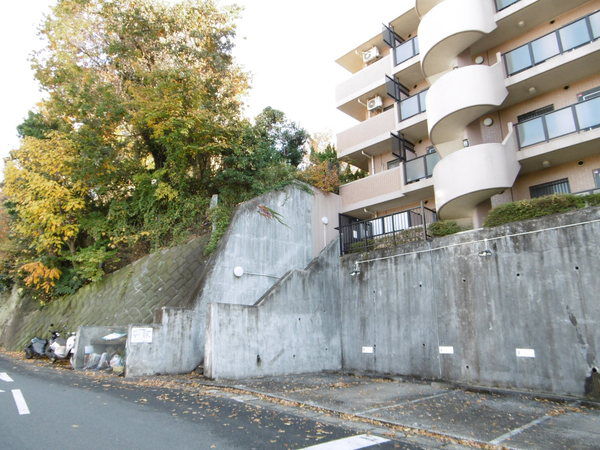 【ライオンズマンション湘南芦名】駐車場