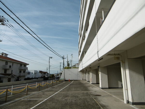 【ライオンズマンション長者ヶ崎】駐車場