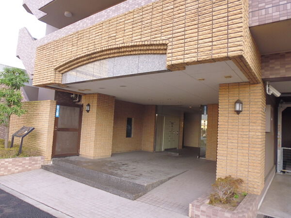 【ルピナス日野壱番館】エントランス