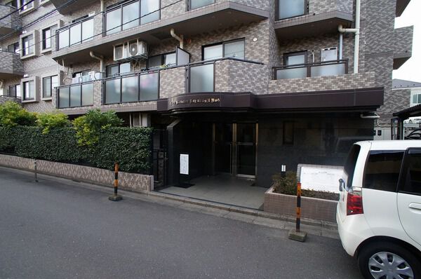 【ライオンズマンション国分寺第６】マンションエントランス前