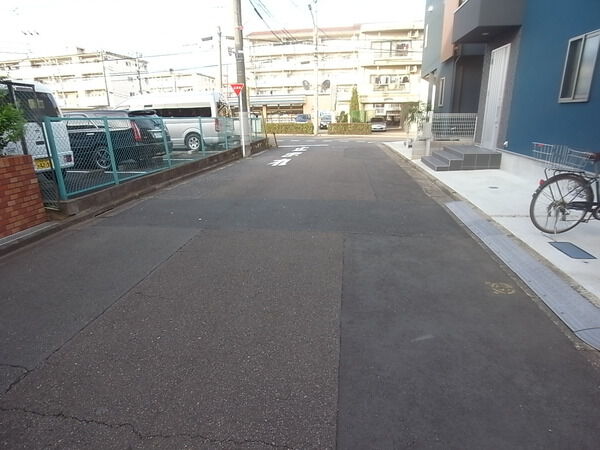 【エクセルハイツ三鷹】前面道路