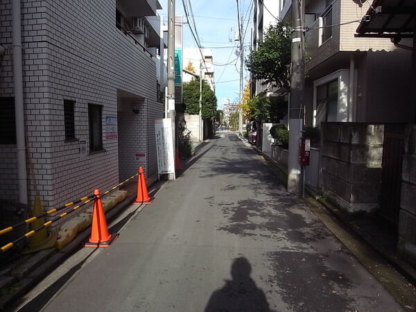 【スカイコ‐ト三鷹】前面道路 【スカイコ‐ト三鷹】前面道路