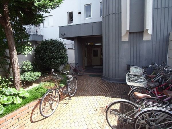 【メゾン三鷹】アプローチ