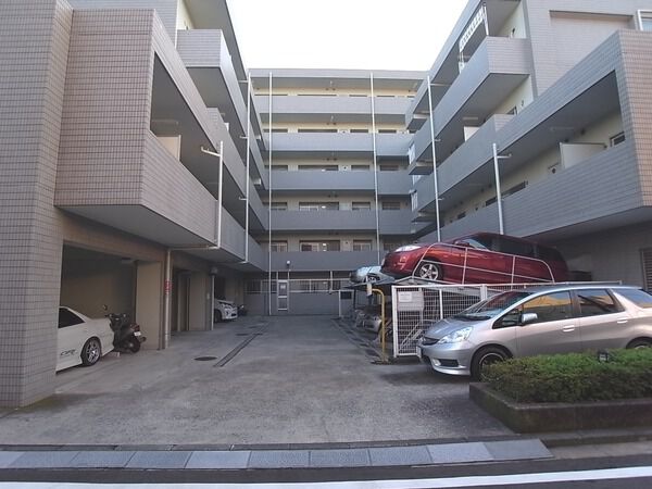 【エクシード鶴見】棟内駐車場