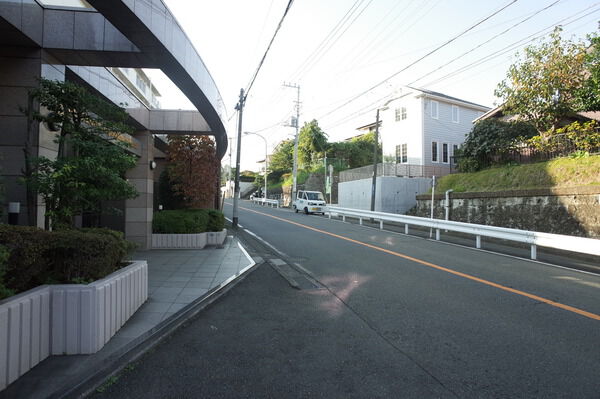 【クリオ鶴見東寺尾壱番館】前面道路