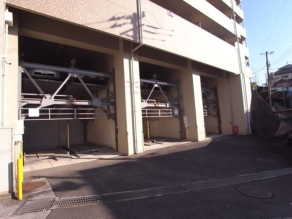 【ロイヤルステージ東寺尾】棟内駐車場 【ロイヤルステージ東寺尾】棟内駐車場