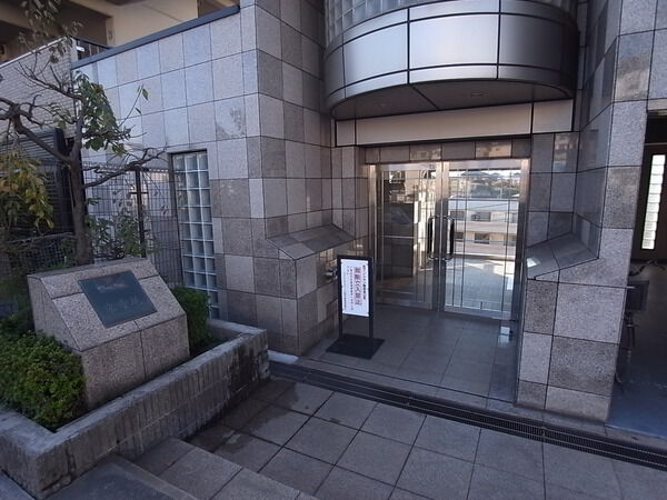 【ロイヤルステージ東寺尾】エントランス
