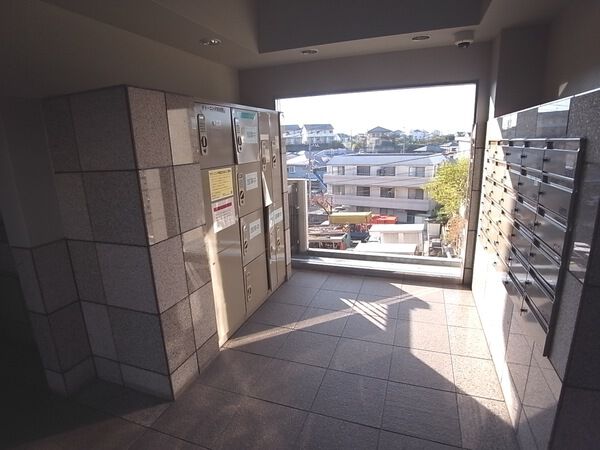 【ロイヤルステージ東寺尾】エントランス内側