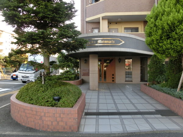 【ダイアパレスグランルーヴル本牧元町】エントランス前アプローチ 【ダイアパレスグランルーヴル本牧元町】エントランス前アプローチ