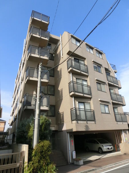 【ライオンズマンション山手石川町】外観写真