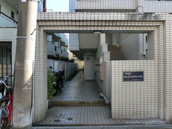 【コスタ本牧壱番館】マンションエントランス前